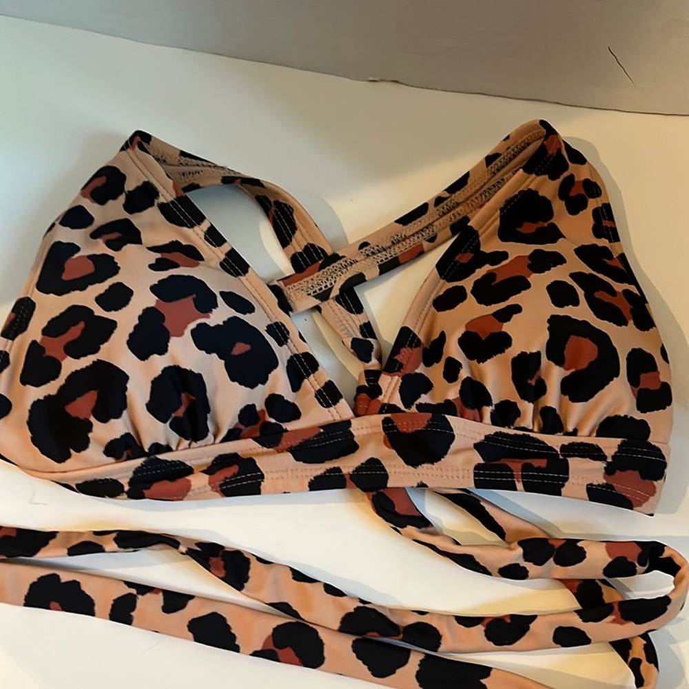 PRE-OWNED XHILARATION LEOPARD PRINT BIKINI TOP- MEDIUM
